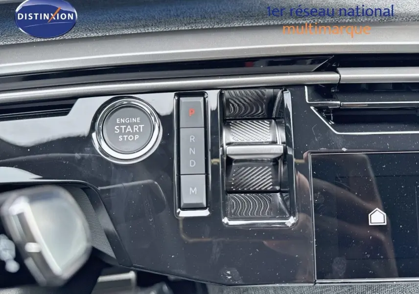 Détail de la console centrale noire brillante du Peugeot 3008 Hybrid 136ch GT avec bouton start/stop et commandes de boîte auto.