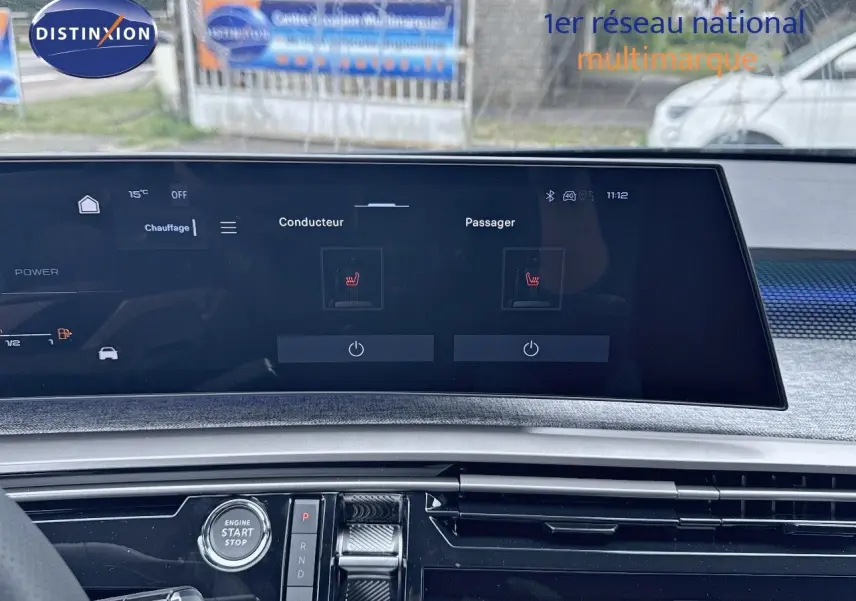 Tableau de bord et écran tactile du Peugeot 3008 Hybrid 136ch GT 2025, vue intérieure frontale avec commandes modernes.
