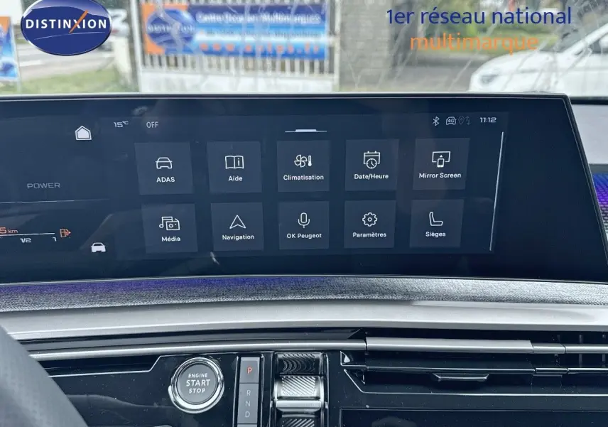 Tableau de bord du Peugeot 3008 Hybrid 136ch GT 2025 avec écran tactile central affichant les options de navigation et climatisation.