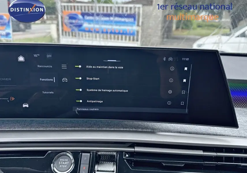 Écran tactile central affichant les aides à la conduite dans un Peugeot 3008 Hybrid bleu Ingaro métal toit noir, vue intérieure frontale.