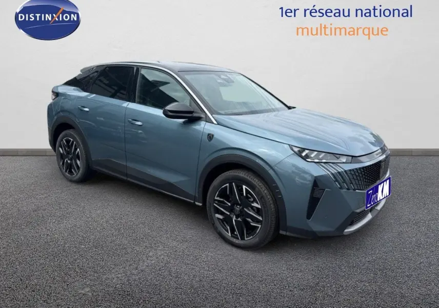 Peugeot 3008 Hybrid 136ch GT bleu Ingaro métal avec toit noir, vue 3/4 avant côté gauche sur fond neutre.