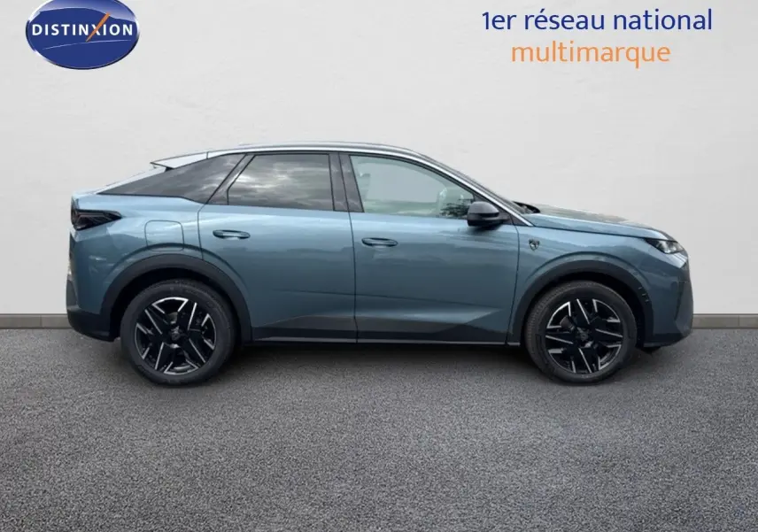 Profil latéral droit du Peugeot 3008 HYBRID 136CH GT en bleu Ingara métal avec toit noir, roues noires stylisées.