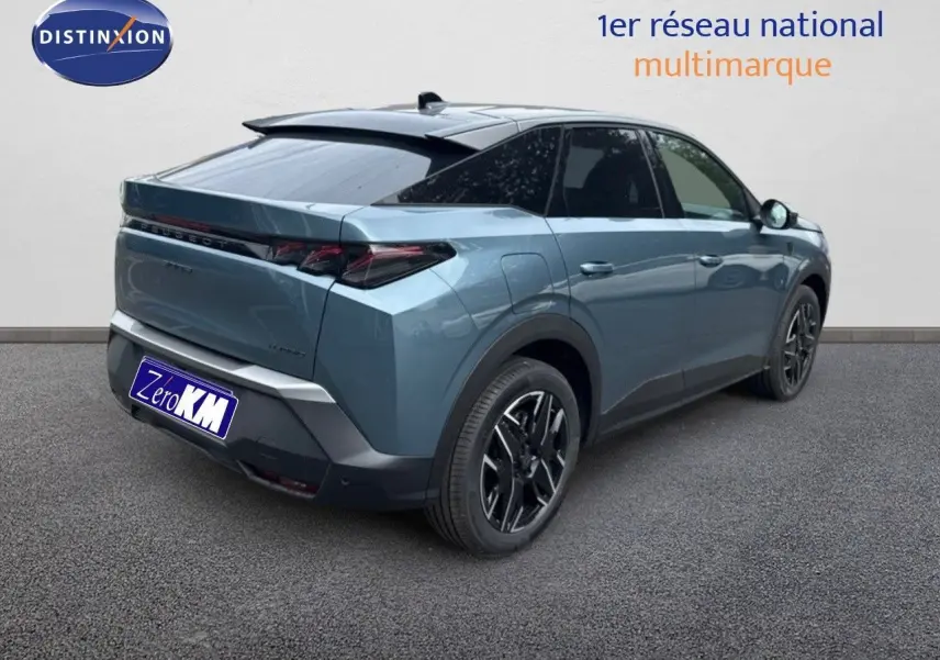 Peugeot 3008 Hybrid 136ch GT bleu Ingaro métal avec toit noir, vue 3/4 arrière côté droit sur sol gris.
