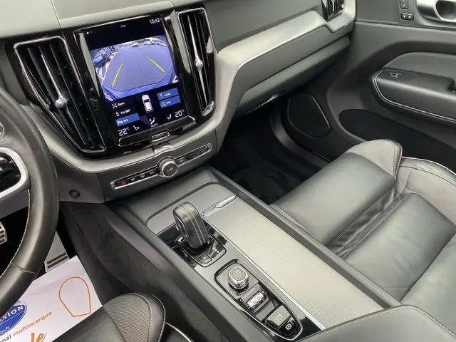 Intérieur du Volvo XC60 B4 R-Design 2021, vue sur console centrale et écran affichant la caméra de recul.