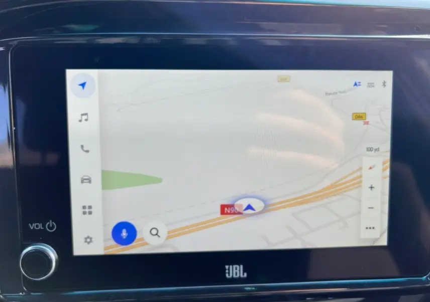 Écran tactile de navigation du Toyota Hilux 2025 gris atlas, affichant une carte routière avec commandes vocales et zoom.
