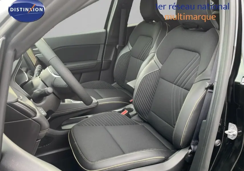 Intérieur noir étoile métal de la Renault SYMBIOZ 2025, vue côté conducteur sur les sièges avant et volant.