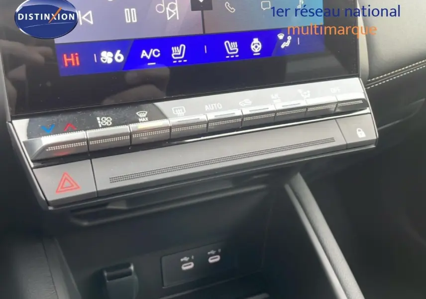 Détail de la console centrale avec commandes climatisation et ports USB du Renault Symbioz noir étoile métal 2025.