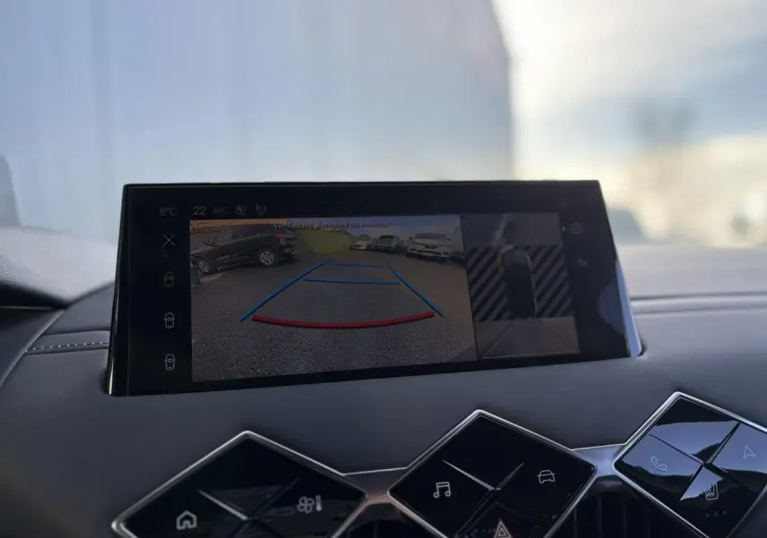 Écran tactile intérieur montrant la caméra 360° du DS3 1.5 BlueHDI gris Artense, vue arrière en stationnement.