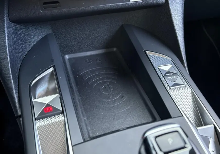 Gros plan sur la console centrale noire du DS3 2024, avec bouton frein à main électrique et sélecteur Drive Mode.