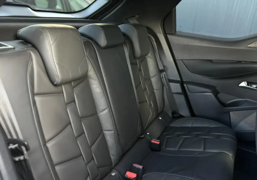 Vue latérale droite des sièges arrière en cuir noir du DS3 2024, mettant en valeur le design et les finitions haut de gamme.