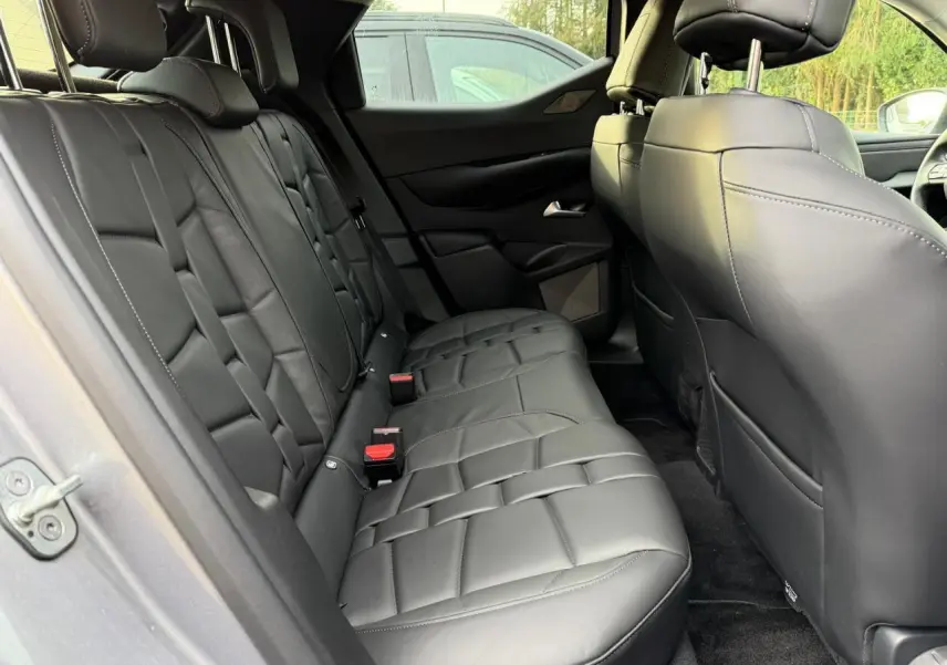 Vue intérieure côté gauche des sièges arrière en cuir noir du DS3 2024 gris Artense avec détails cousus.