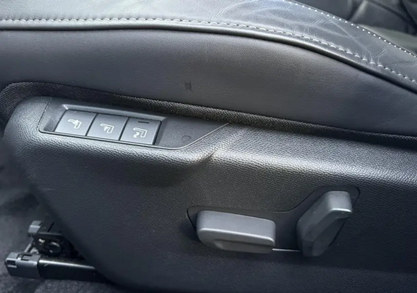 Gros plan sur les commandes de réglage électrique du siège avant en cuir noir du DS3 1.5 BlueHDI 130 EAT8 Opéra.