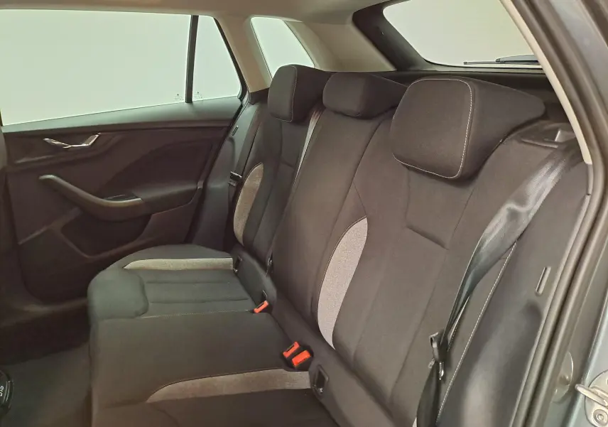 Vue intérieure côté droit des sièges arrière en tissu noir et gris du Skoda Kamiq 2025 finition Selection.