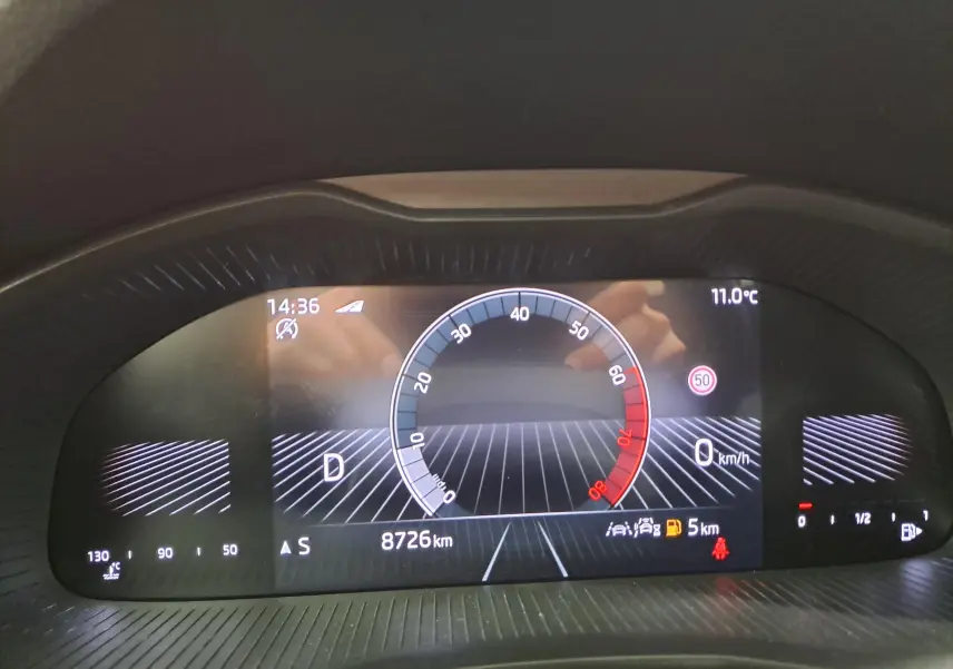 Affichage numérique du tableau de bord du Skoda Kamiq 2025 montrant la vitesse à 0 km/h et l'autonomie restante de 5 km.