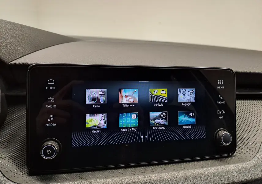 Écran tactile central du Skoda Kamiq 2025 affichant les options multimédias et aides à la conduite.