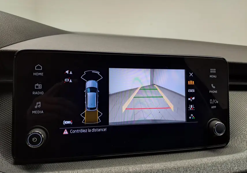 Écran tactile intérieur affichant la caméra de recul et l’aide au stationnement du Skoda Kamiq gris graphite, version 2025.