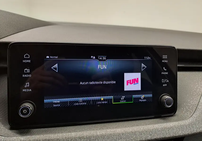 Écran tactile central du Skoda Kamiq gris graphite affichant la radio Fun en mode FM/DAB, avec commandes autour de l'écran.