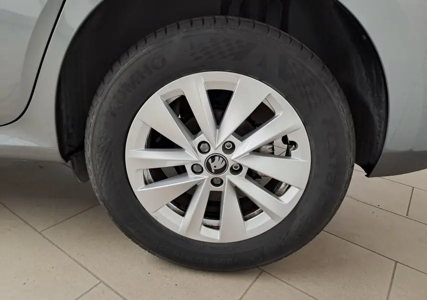 Gros plan sur la roue avant gauche du Skoda Kamiq gris graphite, mettant en valeur la jante et le pneu Kumho.