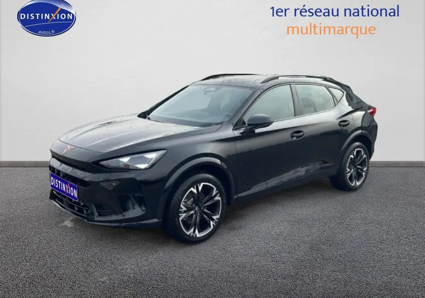 Vue 3/4 avant d’un CUPRA Formentor noir 2025 avec jantes 18 pouces et barres de toit noires.