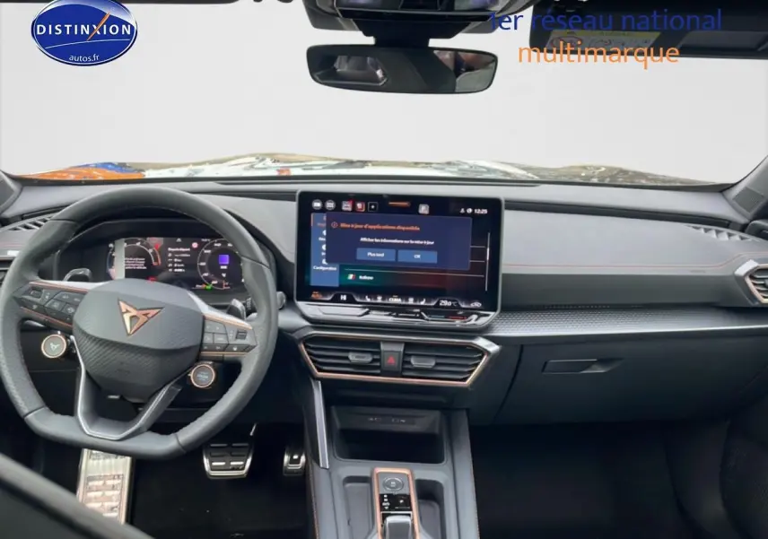 Vue intérieure frontale du tableau de bord noir du CUPRA Formentor 2.0 TDI avec écran tactile et volant sport.