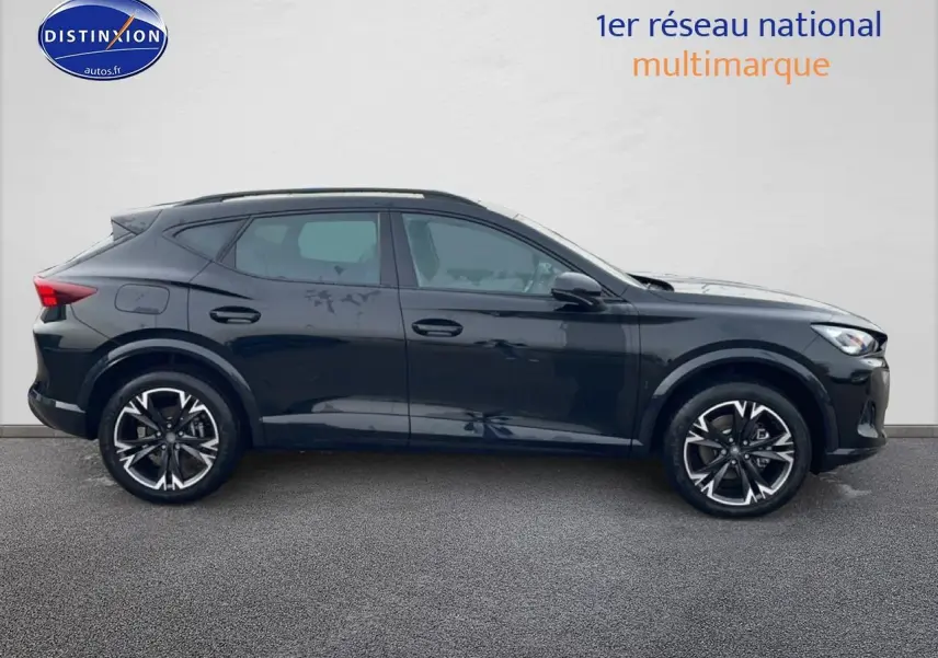 Profil droit d'un CUPRA Formentor noir 2025 avec jantes 18 pouces et barres de toit noires.