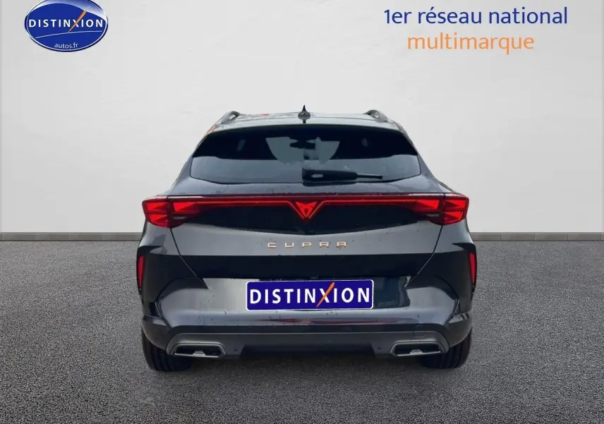 Vue arrière d'un CUPRA Formentor noir 2025 avec feux LED reliés et double sortie d'échappement intégrée.