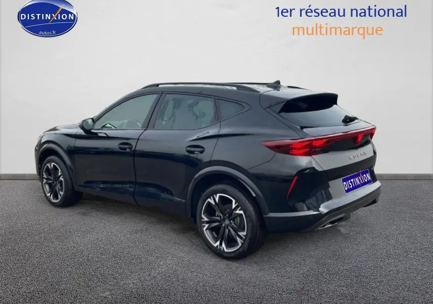 Vue 3/4 arrière droite du CUPRA Formentor noir avec jantes 18 pouces et barres de toit noires.