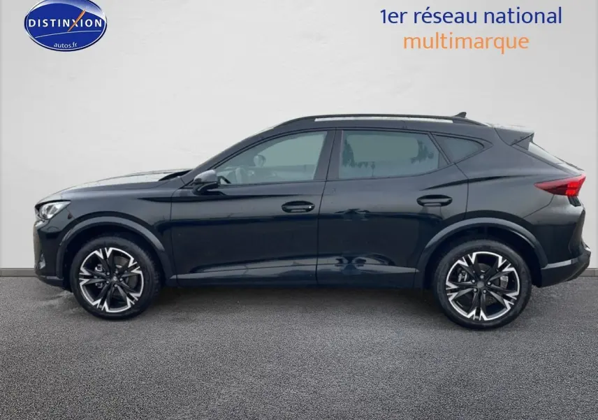 Vue de profil côté gauche d'un CUPRA Formentor noir 2025 avec jantes 18 pouces et barres de toit noires.