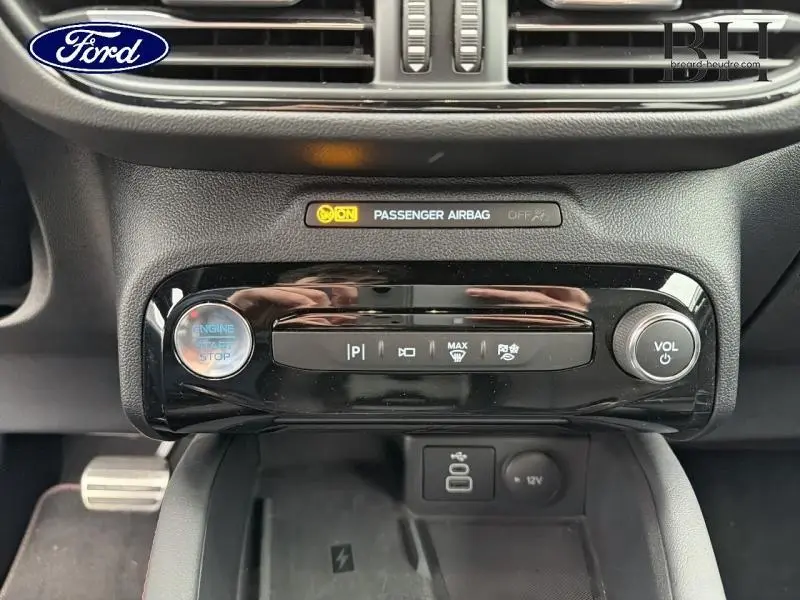 Vue rapprochée de la console centrale du Ford Kuga 2024, avec boutons de démarrage, volume et commandes climatisation.