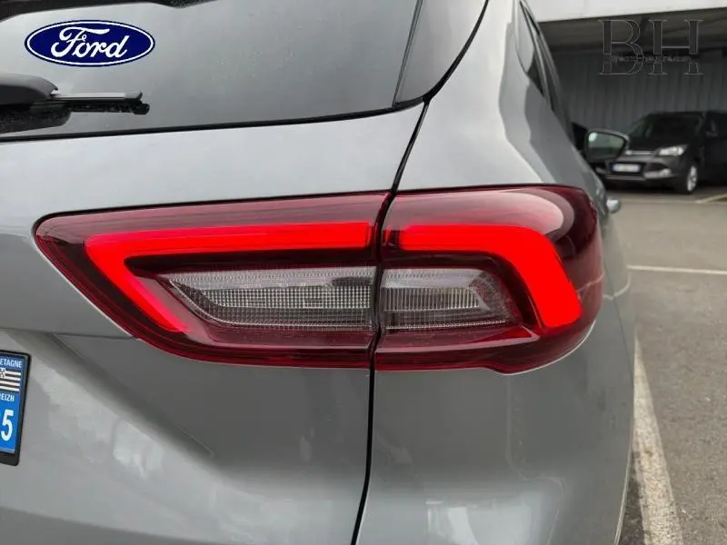 Gros plan sur le feu arrière droit rouge du Ford Kuga gris Solar Métallisée 2024, avec partie arrière visible.