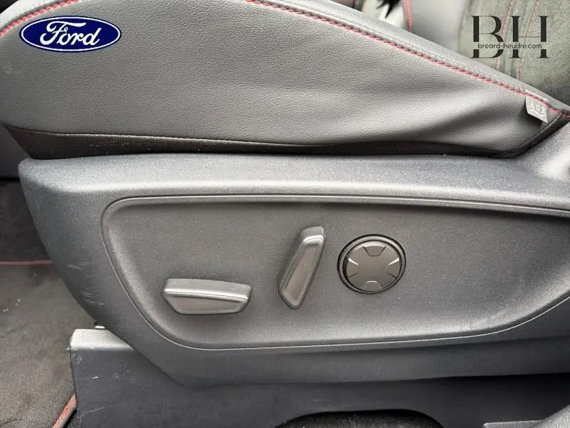 Détail des commandes électriques du siège conducteur en cuir gris avec surpiqûres rouges du Ford Kuga 2024.