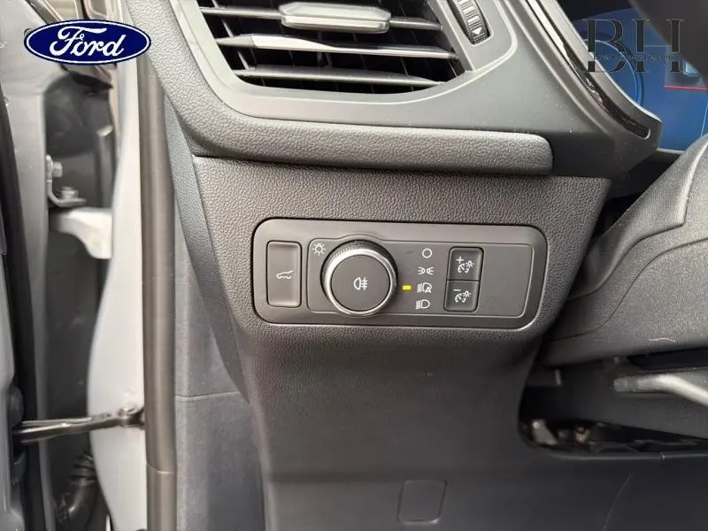 Vue rapprochée du panneau de commandes d’éclairage côté gauche intérieur d’un Ford Kuga gris Solar Métallisée 2024.