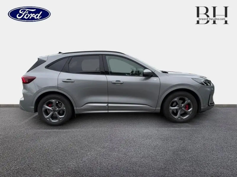 Vue latérale droite d'un Ford Kuga 2024 gris Solar métallisé avec jantes alu et étriers de frein rouges.