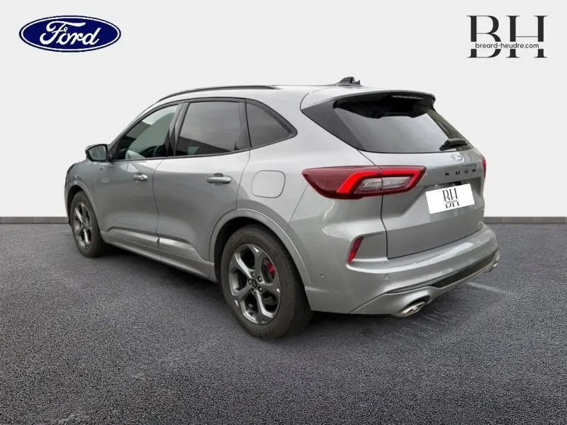Vue 3/4 arrière droite d'un Ford Kuga 2024 gris Solar métallisé avec jantes alliage et feux arrière LED.