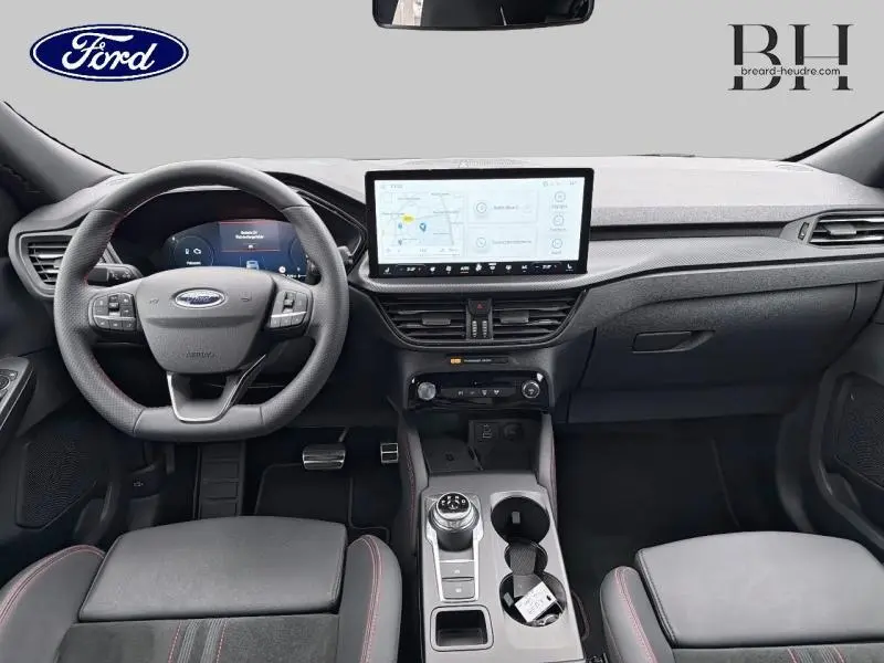 Vue intérieure avant du Ford Kuga 2024, tableau de bord moderne avec écran tactile central et volant multifonction noir.