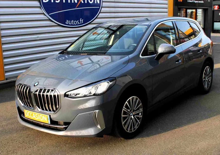 BMW Série 2 Active Tourer gris Nardo métal vue 3/4 avant droit avec calandre imposante et jantes alliage.