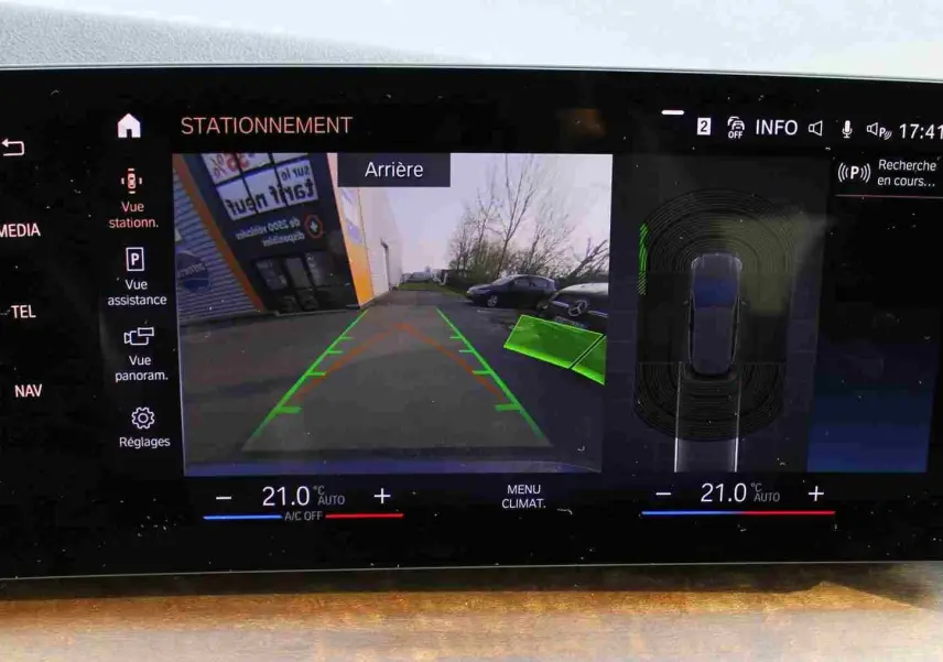 Écran de la caméra de recul du BMW Série 2 Active Tourer gris Nardo, affichant l'aide au stationnement arrière.