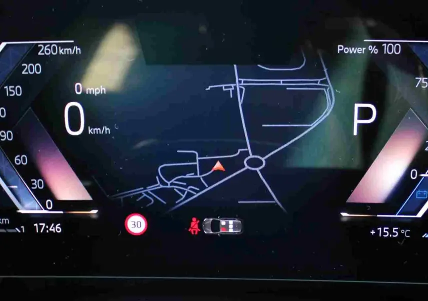 Affichage numérique du tableau de bord de la BMW Série 2 Active Tourer 218d, indiquant vitesse, navigation et température.