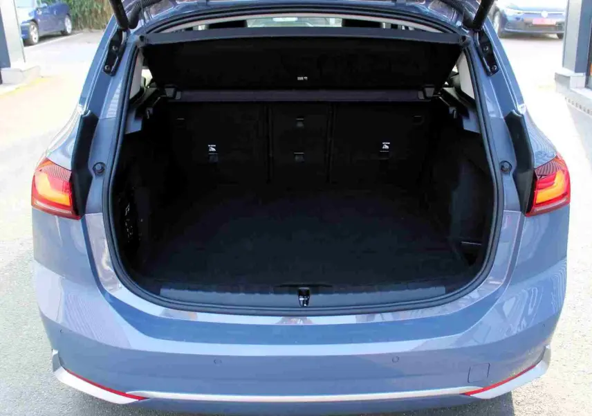 Vue arrière ouverte sur le coffre spacieux d'une BMW Série 2 Active Tourer gris Nardo métal avec feux arrière allumés.