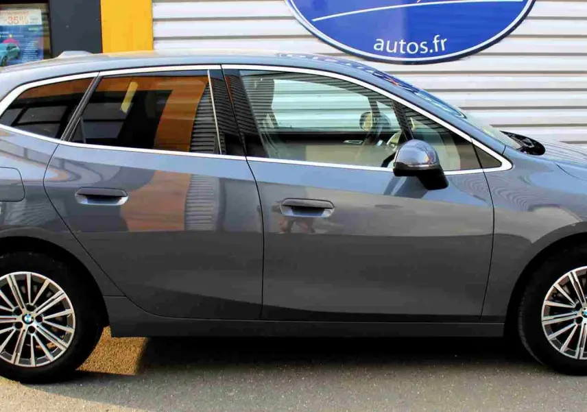 BMW Série 2 Active Tourer gris Nardo vue de profil côté gauche, soulignant ses jantes alliage et lignes fluides.
