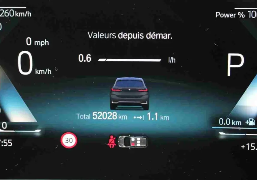 Tableau de bord numérique de BMW Série 2 Active Tourer gris Nardo, affichant la vitesse à 0 km/h et indicateurs de conduite.