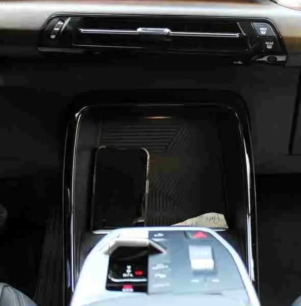 Vue intérieure centrée sur la console centrale et l'écran tactile du BMW Série 2 Active Tourer gris Nardo, affichant l'interface multimédia.