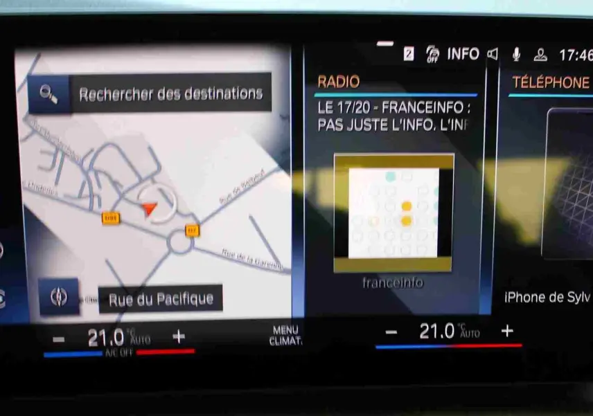 Écran central du tableau de bord de la BMW Série 2 Active Tourer 218d 2023, affichant navigation, radio et téléphone.