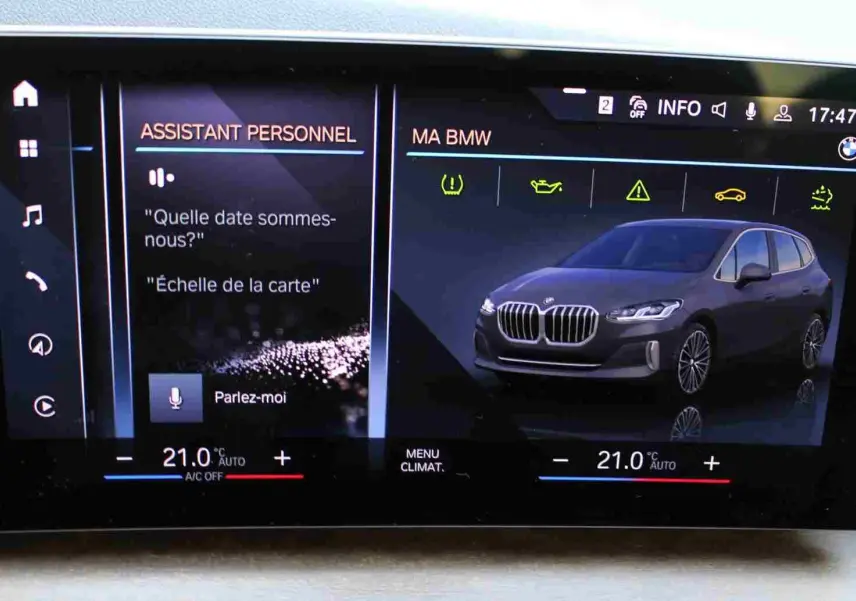Écran central affichant l'assistant personnel et une image 3/4 avant de la BMW Série 2 Active Tourer gris Nardo métal.