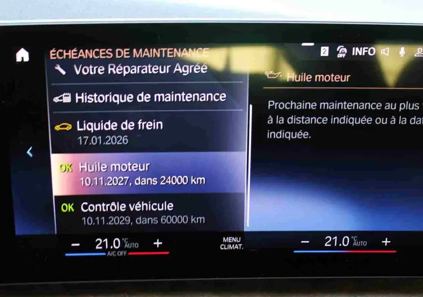Écran multimédia de BMW Série 2 Active Tourer 2023 affichant les échéances de maintenance, vue intérieure.