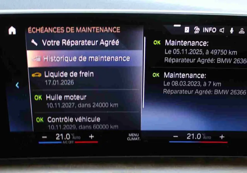Écran central de la BMW Série 2 Active Tourer 2023 affichant les échéances de maintenance et la température à 21°C.