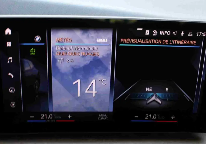 Écran tactile intérieur de la BMW Série 2 Active Tourer 218d 2023 affichant météo et itinéraire.