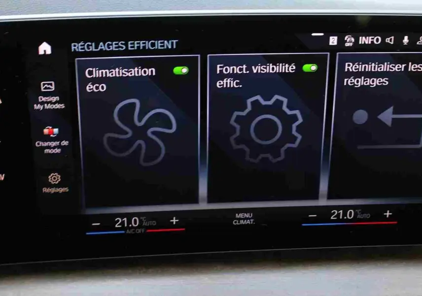 Écran tactile intérieur de la BMW Série 2 Active Tourer 2023 affichant les réglages de climatisation et visibilité.