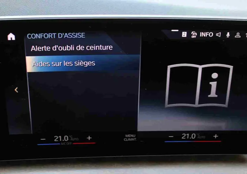Écran tactile intérieur de la BMW Série 2 Active Tourer 218d 2023 affichant les réglages de confort d'assise et température à 21°C.