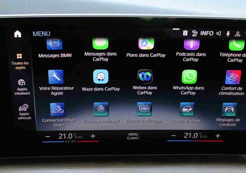 Écran tactile central de la BMW Série 2 Active Tourer 218d 2023, affichant les applications CarPlay et réglages climatisation.